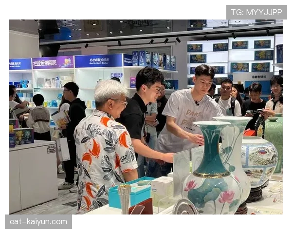 李梓嘉训练间隙竟然带着豪表自拍，这普通人第一反应是唉？